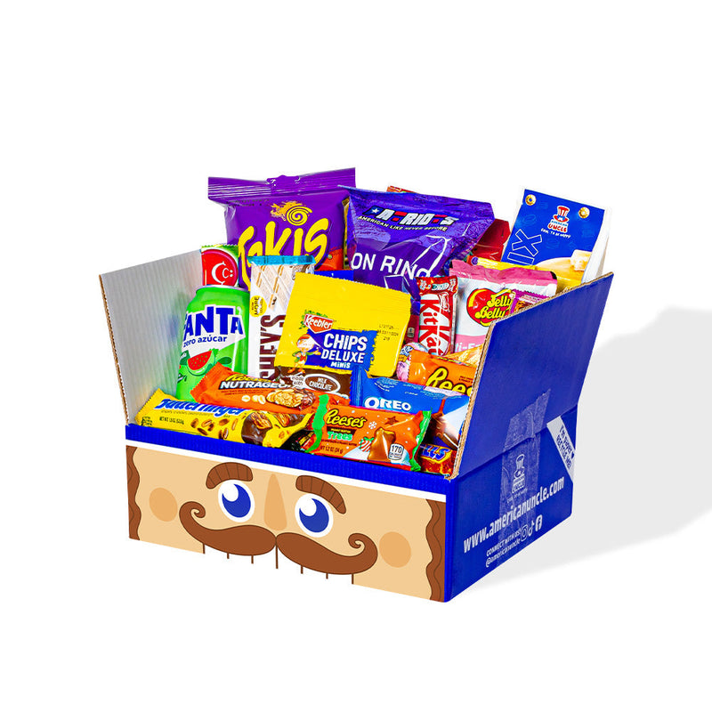 Caja de snacks con al menos 20 productos internacionales: dulces, salados y bebidas.