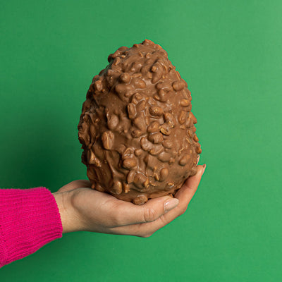 American Uncle Choco & Peanuts Easter Egg, uovo di Pasqua di cioccolato al latte ricoperto di arachidi tostate salate da 600g