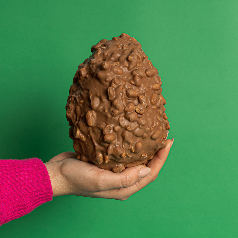 American Uncle Choco & Peanuts Easter Egg, uovo di Pasqua di cioccolato al latte ricoperto di arachidi tostate salate da 600g